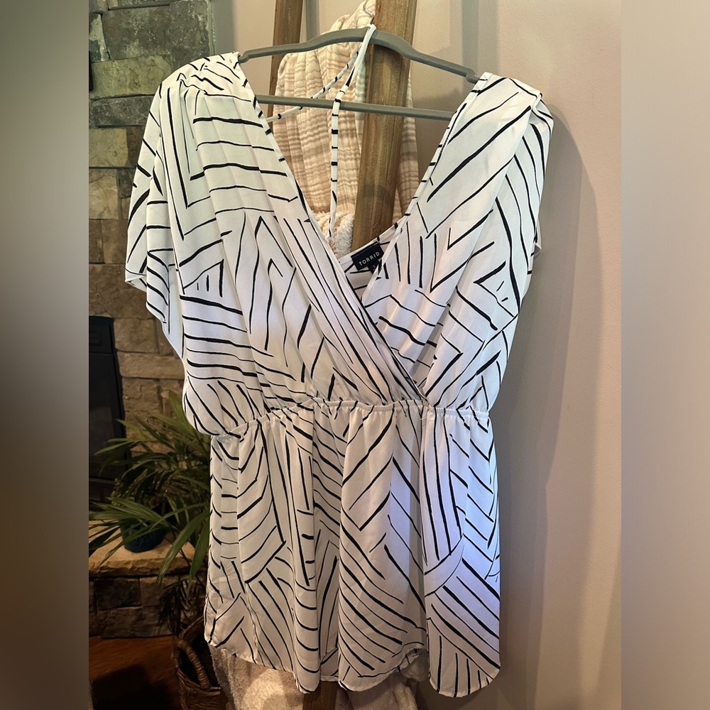 Torrid v-neck, tie back, top
